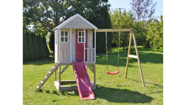 M10R Nordic ház emelvénnyel, csúszdával és egy hintával