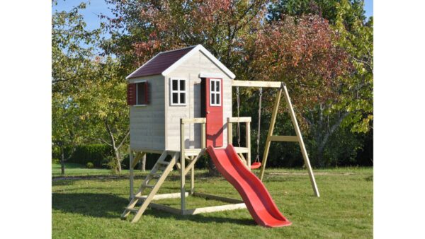 M24-es ház emelvénnyel, csúszdával és egy hintával