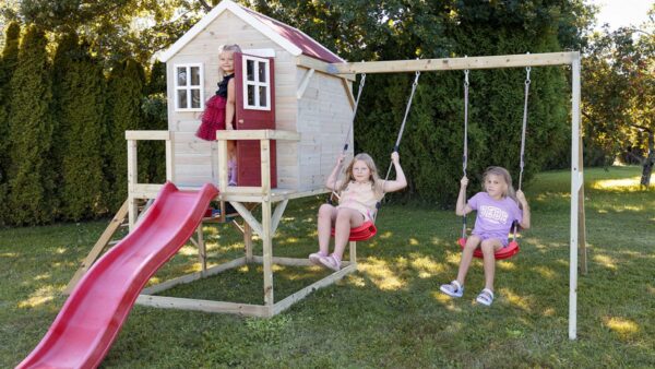 M28-K Ház emelvénnyel, csúszdával és dupla hintával + konyhai kiegészítő
