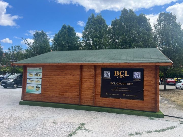 Bemutatóház a Hengermalom úton, a JYSK áruházzal szemben